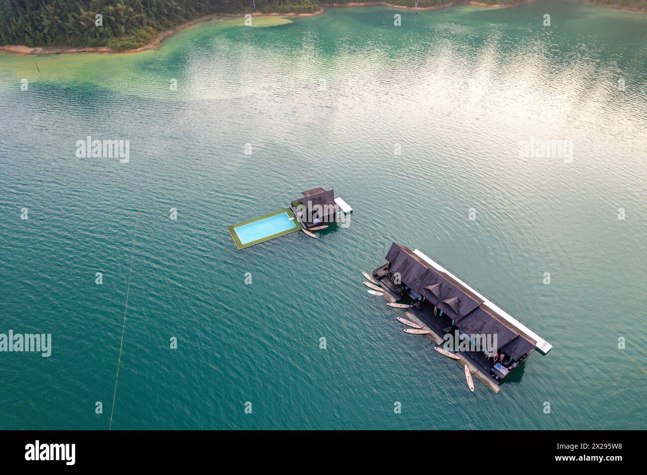 Bungalow galleggiante sul lago Cheow lan nel Parco Nazionale di Khao Sok a Surat Thani, Thailandia Foto Stock