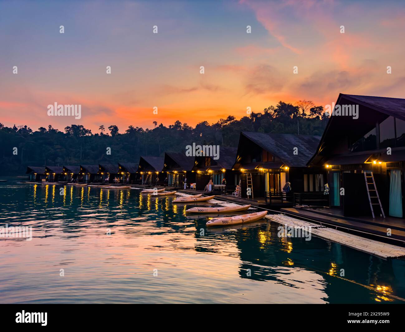 Bungalow galleggiante sul lago Cheow lan nel Parco Nazionale di Khao Sok a Surat Thani, Thailandia Foto Stock