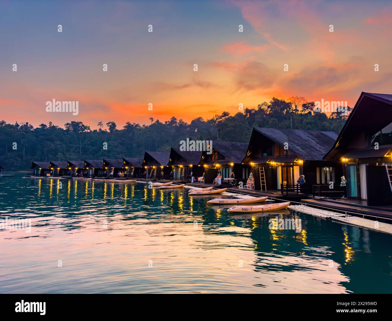 Bungalow galleggiante sul lago Cheow lan nel Parco Nazionale di Khao Sok a Surat Thani, Thailandia Foto Stock