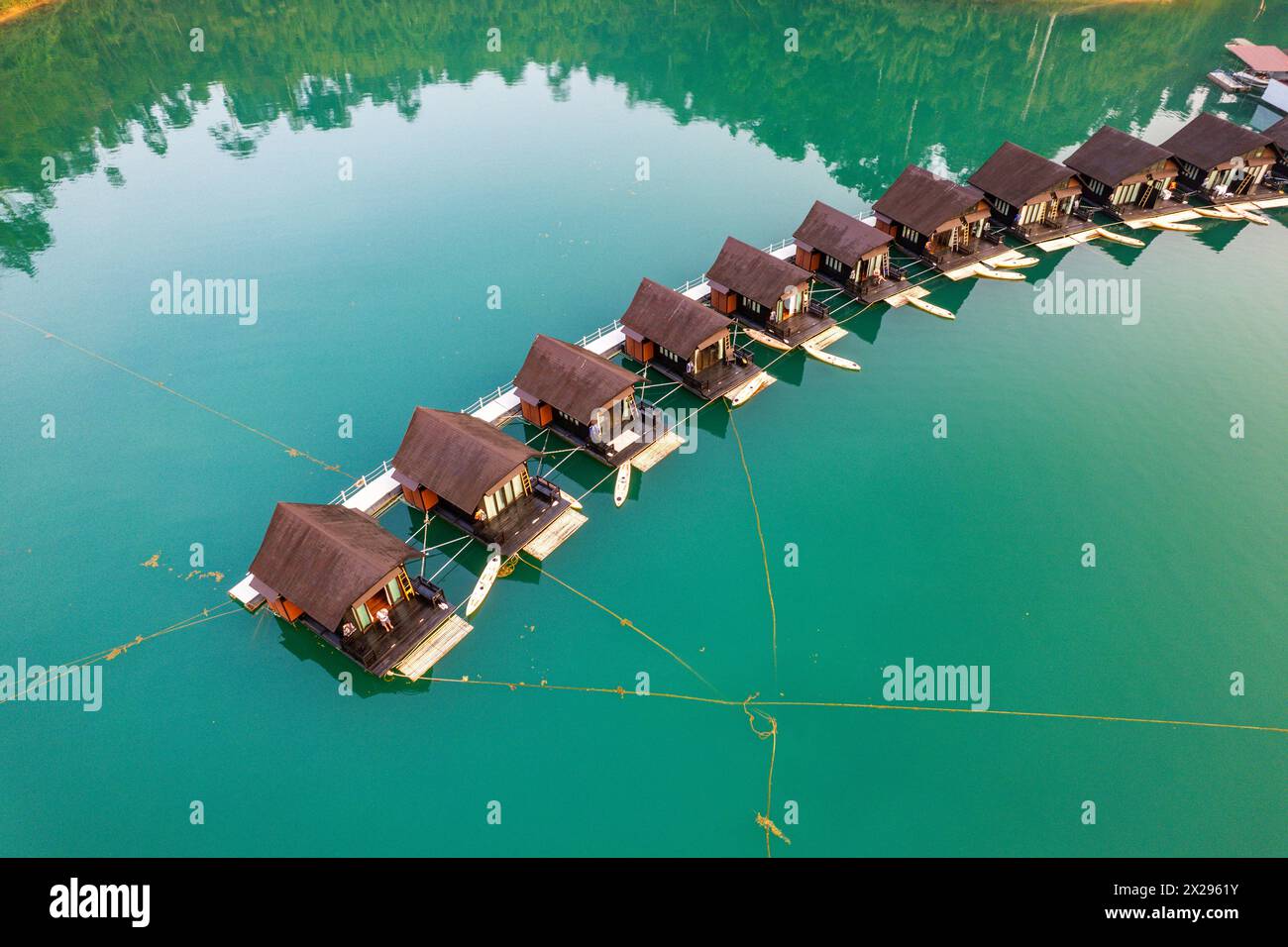 Bungalow galleggiante sul lago Cheow lan nel Parco Nazionale di Khao Sok a Surat Thani, Thailandia Foto Stock