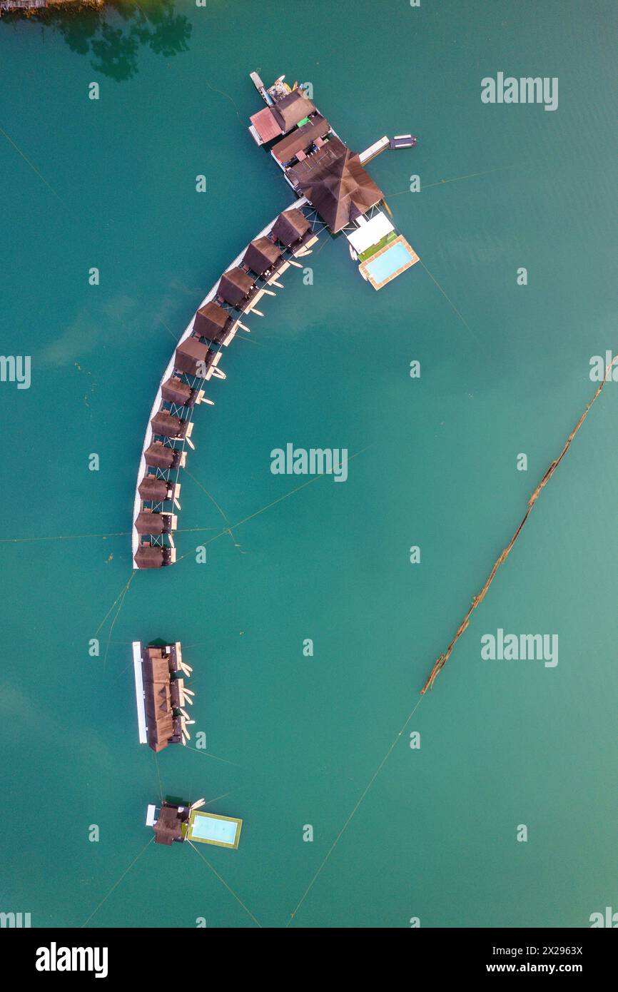 Bungalow galleggiante sul lago Cheow lan nel Parco Nazionale di Khao Sok a Surat Thani, Thailandia Foto Stock