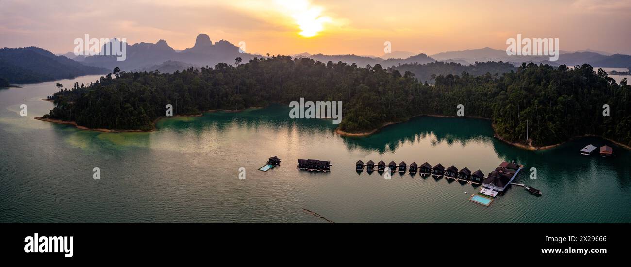 Bungalow galleggiante sul lago Cheow lan nel Parco Nazionale di Khao Sok a Surat Thani, Thailandia Foto Stock
