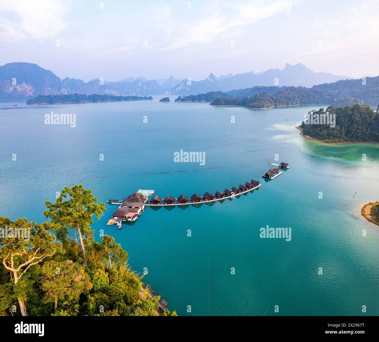 Bungalow galleggiante sul lago Cheow lan nel Parco Nazionale di Khao Sok a Surat Thani, Thailandia Foto Stock