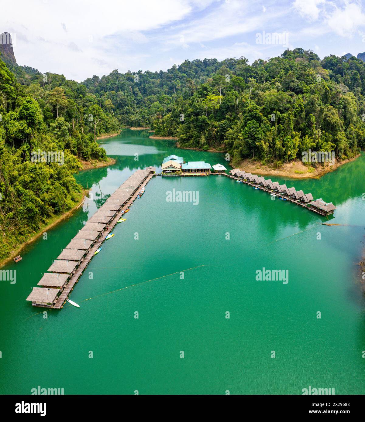 Bungalow galleggiante sul lago Cheow lan nel Parco Nazionale di Khao Sok a Surat Thani, Thailandia Foto Stock