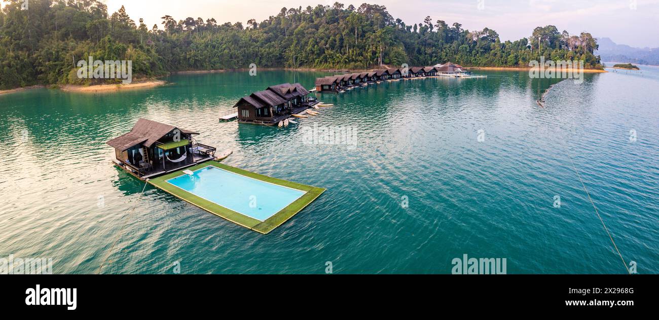 Bungalow galleggiante sul lago Cheow lan nel Parco Nazionale di Khao Sok a Surat Thani, Thailandia Foto Stock