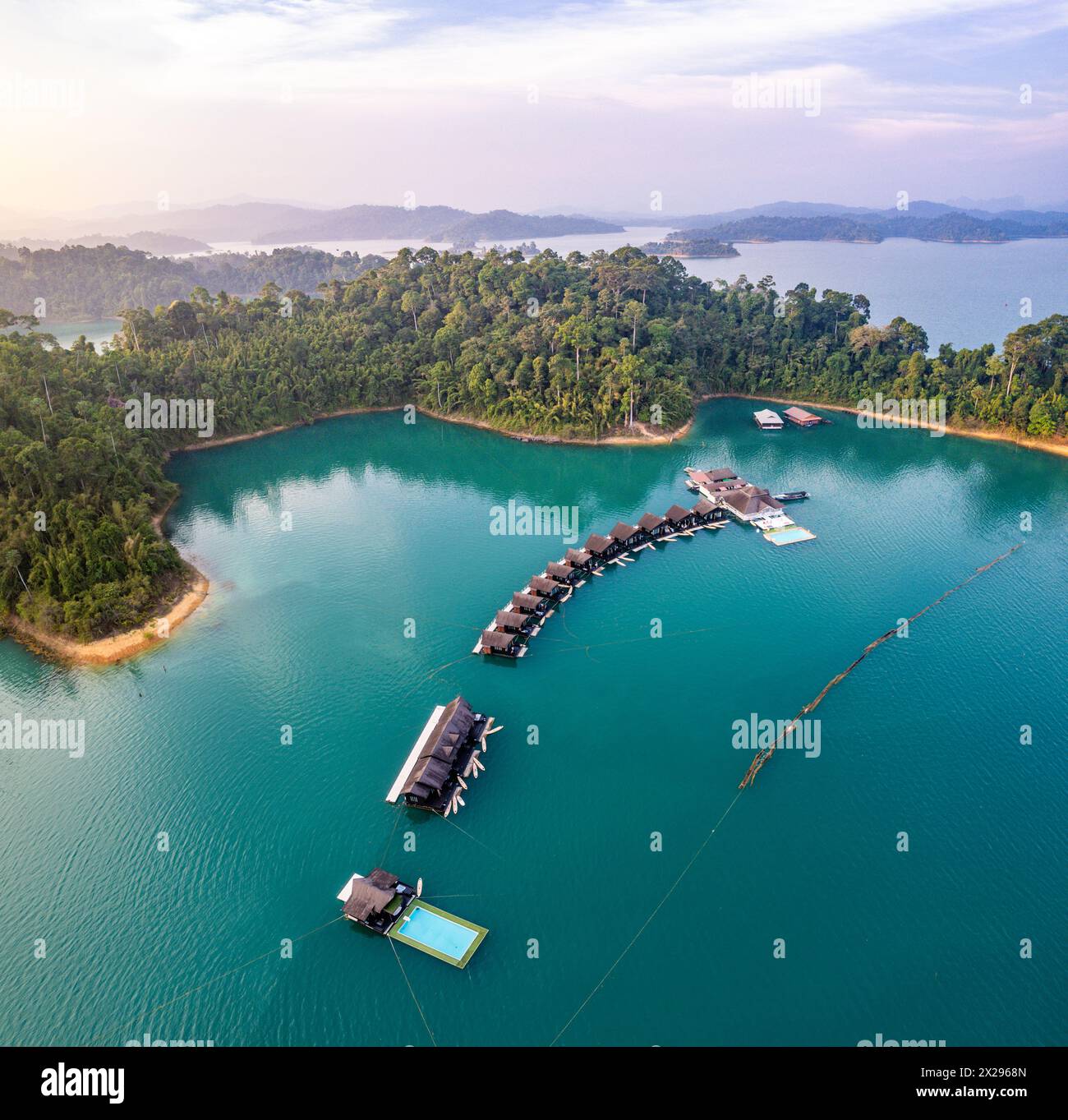 Bungalow galleggiante sul lago Cheow lan nel Parco Nazionale di Khao Sok a Surat Thani, Thailandia Foto Stock