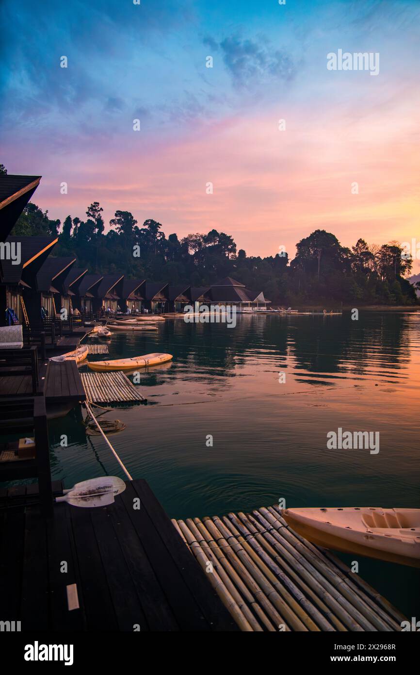 Bungalow galleggiante sul lago Cheow lan nel Parco Nazionale di Khao Sok a Surat Thani, Thailandia Foto Stock
