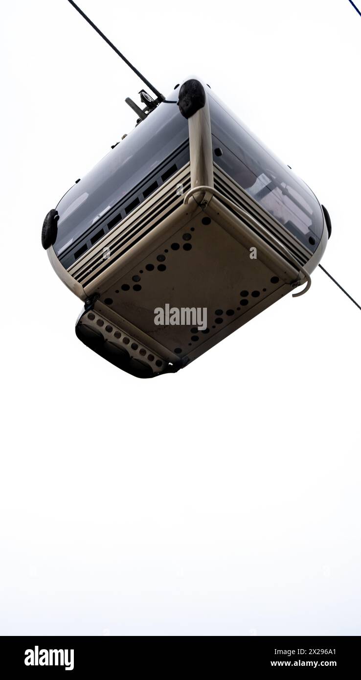 Vista Nadir di una funivia Vilanova de Gaia sospesa su un cavo d'acciaio sotto un cielo bianco nuvoloso a Porto. Foto Stock