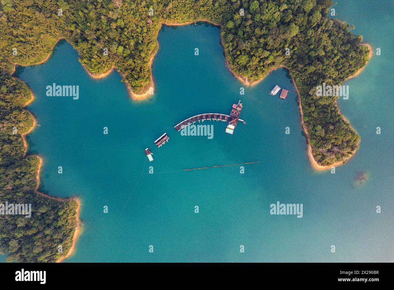 Bungalow galleggiante sul lago Cheow lan nel Parco Nazionale di Khao Sok a Surat Thani, Thailandia Foto Stock