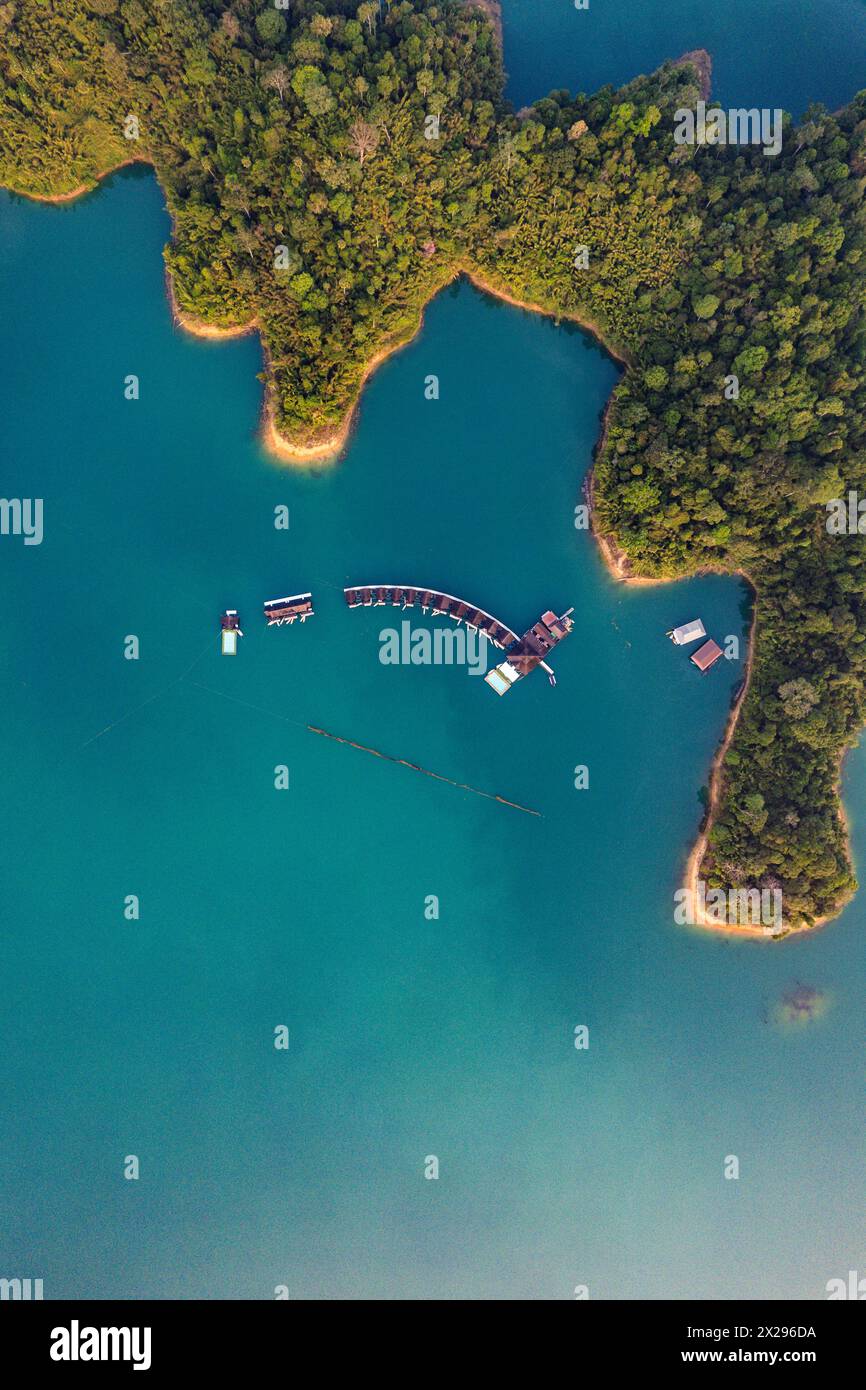 Bungalow galleggiante sul lago Cheow lan nel Parco Nazionale di Khao Sok a Surat Thani, Thailandia Foto Stock