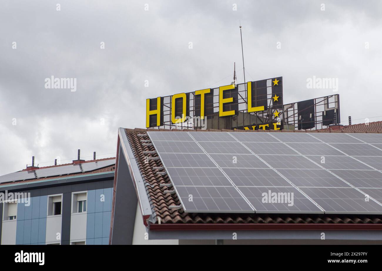 Pannelli solari sul tetto dell'hotel. utilizzo di energie rinnovabili nel settore alberghiero Foto Stock