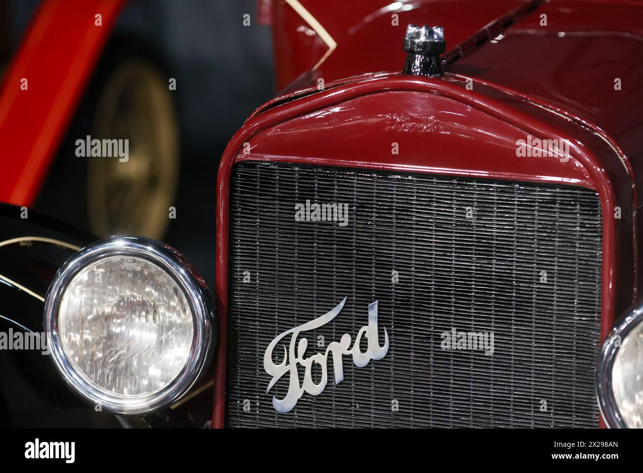 Bucarest, Romania - 21 aprile 2024: Dettagli con la parte anteriore e l'emblema di un'auto retrò Ford T Touring del 1920. Foto Stock