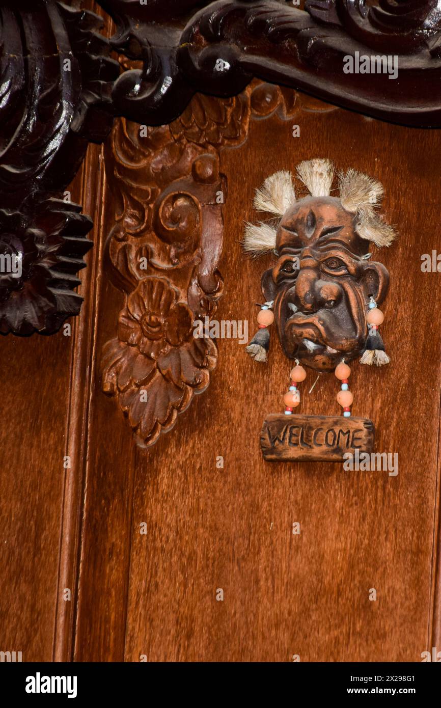 Topeng etnico kayu tradisionale, tradizionale maschera etnica in legno, cultura indonesiana Foto Stock