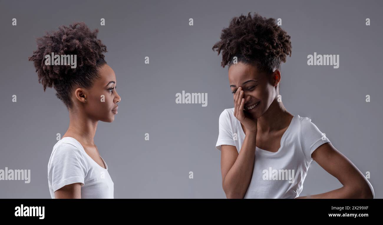 La risata incontra la disapprovazione nella conversazione interna di una donna nera, una presa in giro della sua ingenuità Foto Stock