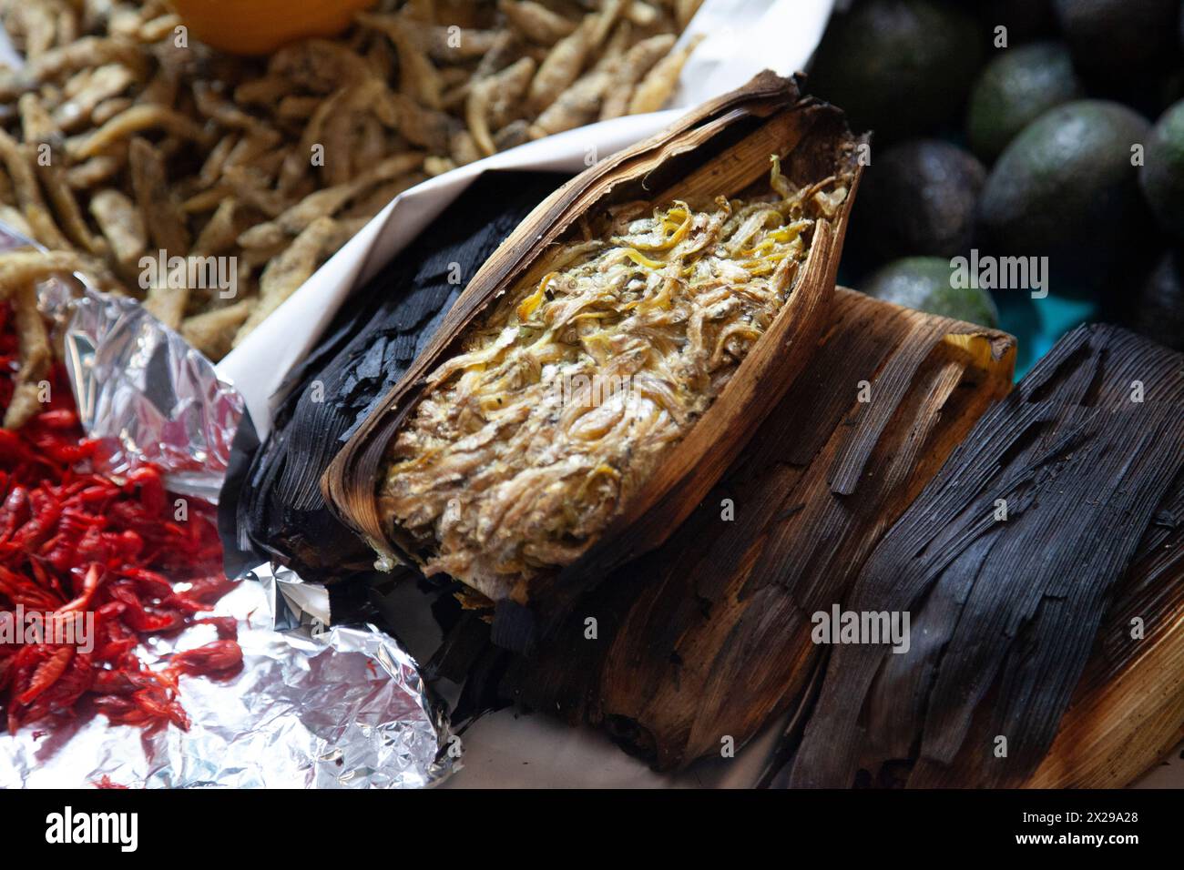 Bait bianco servito (cotto) in buccia di mais al mercato Giamaica di città del Messico, Messico Foto Stock