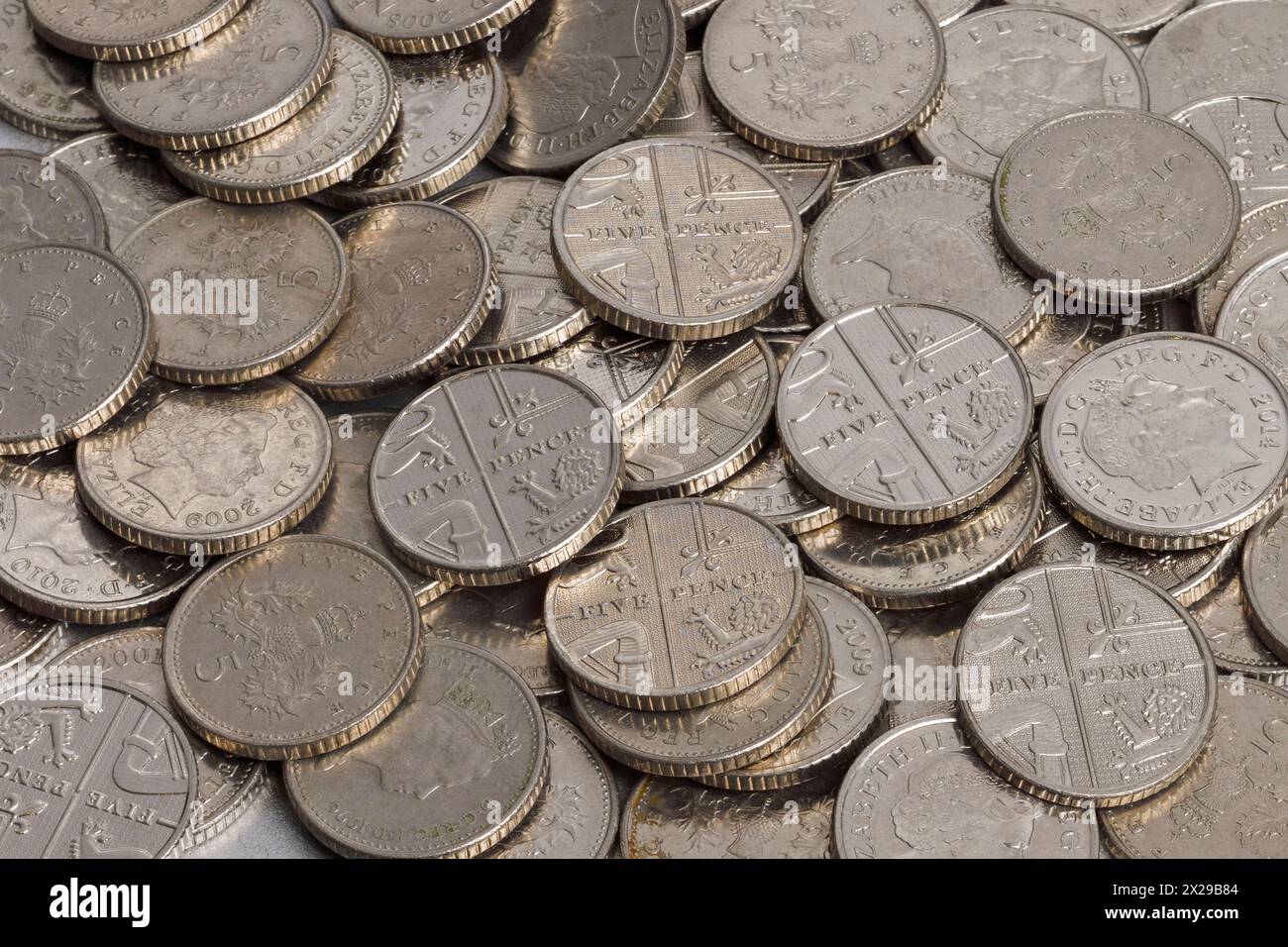 Monete da cinque pence britanniche Foto Stock