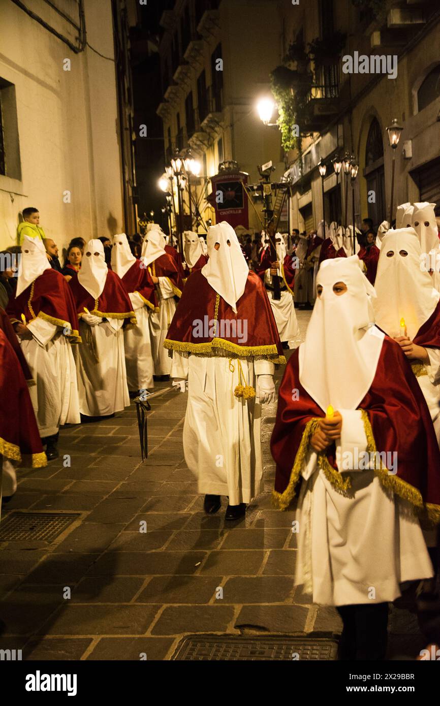 Chieti, Italia - 29 marzo 2024: Penitenti incappucciati durante la famosa processione del venerdì Santo a Chieti (Italia) Foto Stock