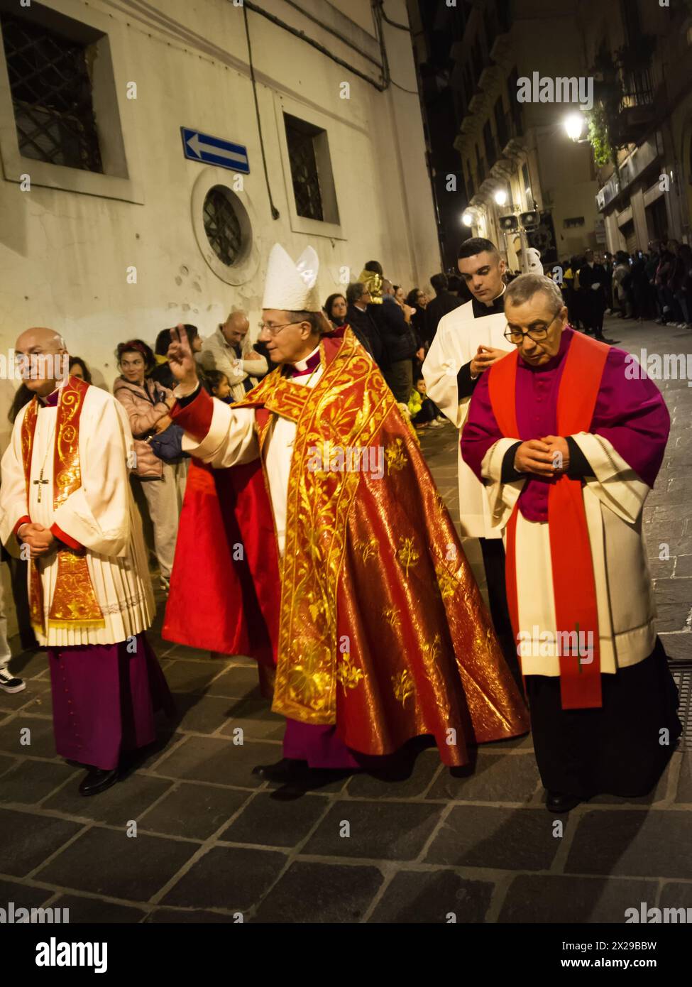 Chieti, Italia - 29 marzo 2024: Il Vescovo di Chieti durante la processione del venerdì Santo a Chieti Foto Stock