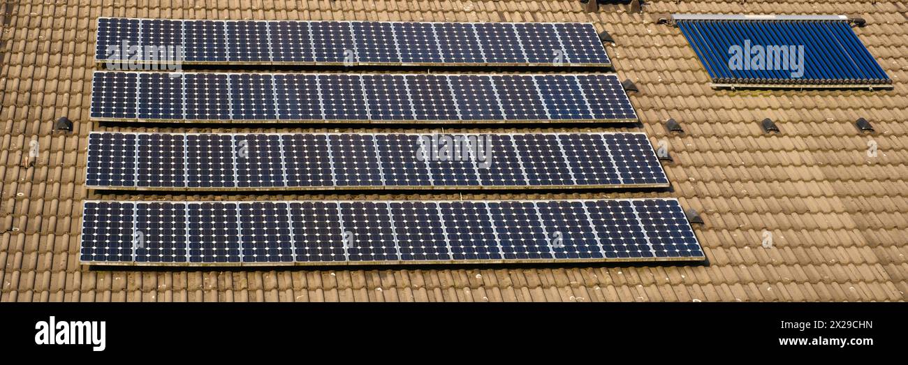 Tetto con impianto fotovoltaico solare Foto Stock