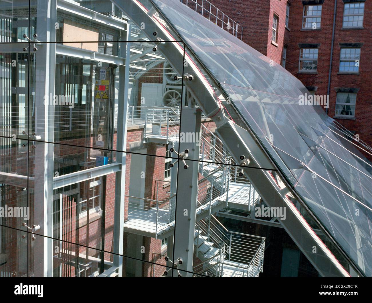 Courtyard Atrium presso Royal Mill, un filatoio di cotone restaurato dell'inizio del XX secolo che si affaccia sul canale di Rochdale ad Ancoats, Manchester. Foto Stock