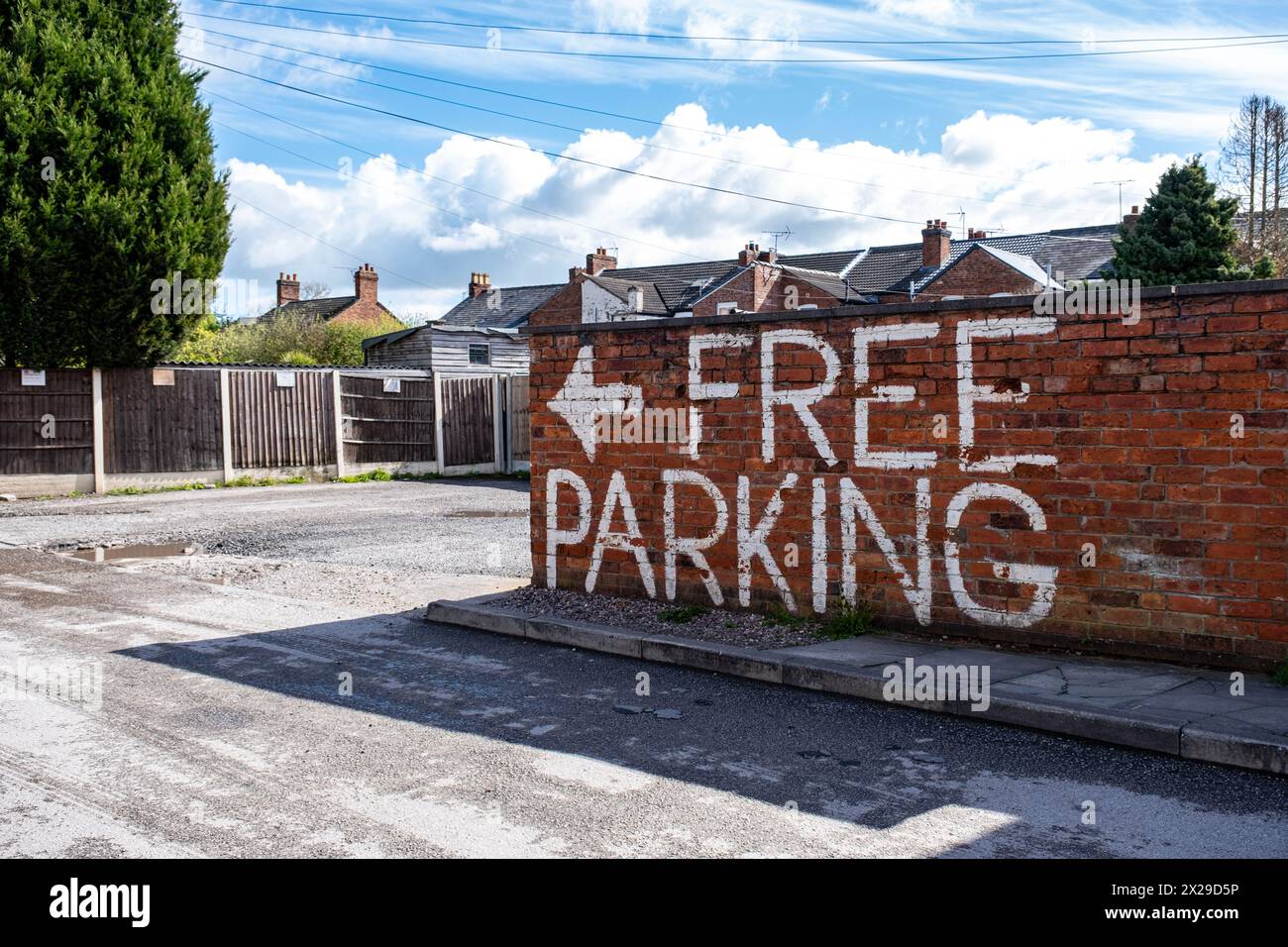 Parcheggio gratuito scritto a mano sulla parete esterna del Regno Unito Foto Stock