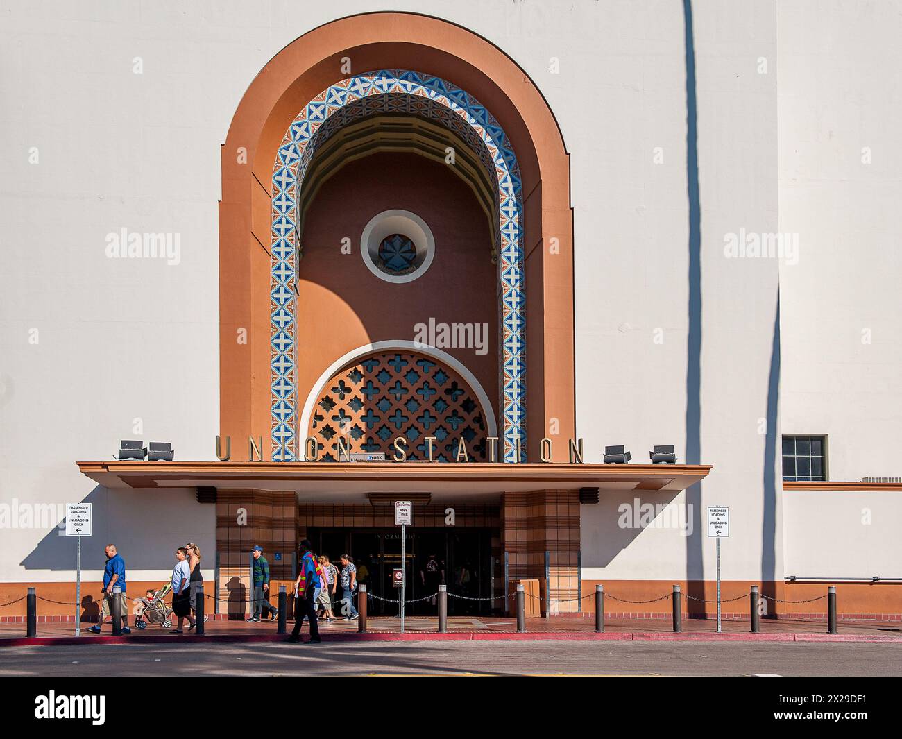 L'esterno della Union Station di Los Angeles, CALIFORNIA, è la più grande stazione ferroviaria degli Stati Uniti occidentali. È stata inaugurata nel 1939. Foto Stock