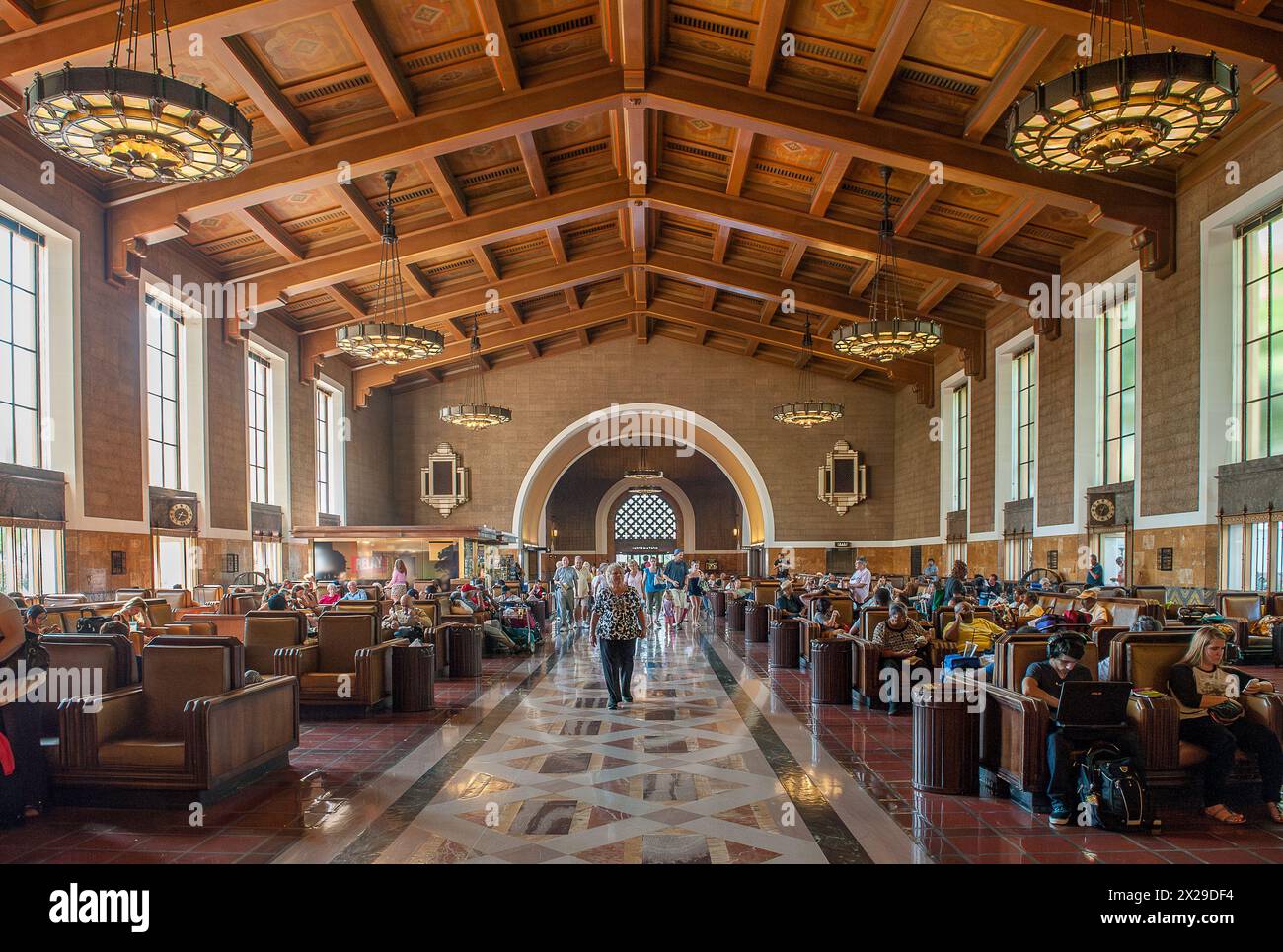All'interno della Union Station di Los Angeles, CALIFORNIA, è la più grande stazione ferroviaria degli Stati Uniti occidentali. È stata inaugurata nel 1939. Foto Stock