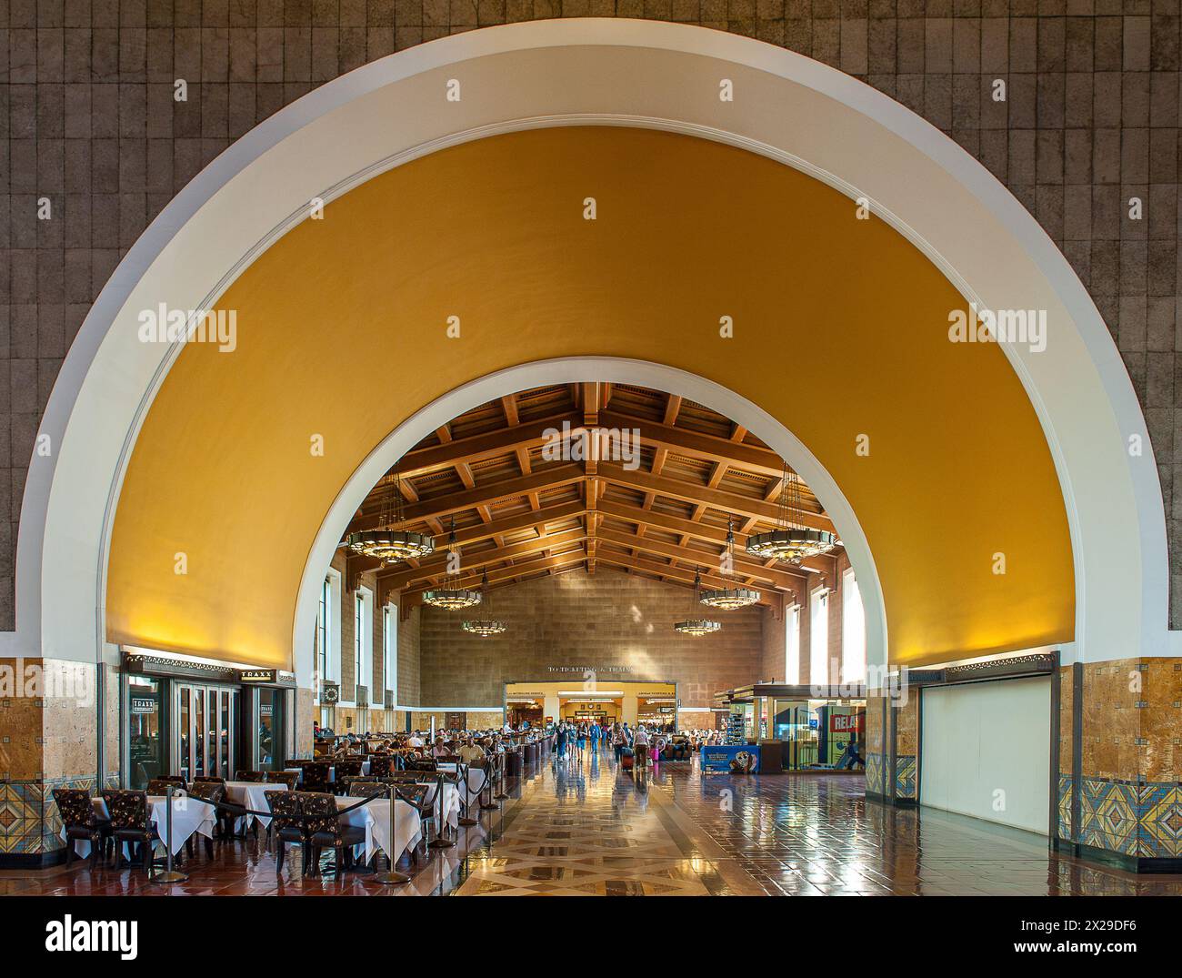 All'interno della Union Station di Los Angeles, CALIFORNIA, è la più grande stazione ferroviaria degli Stati Uniti occidentali. È stata inaugurata nel 1939. Foto Stock