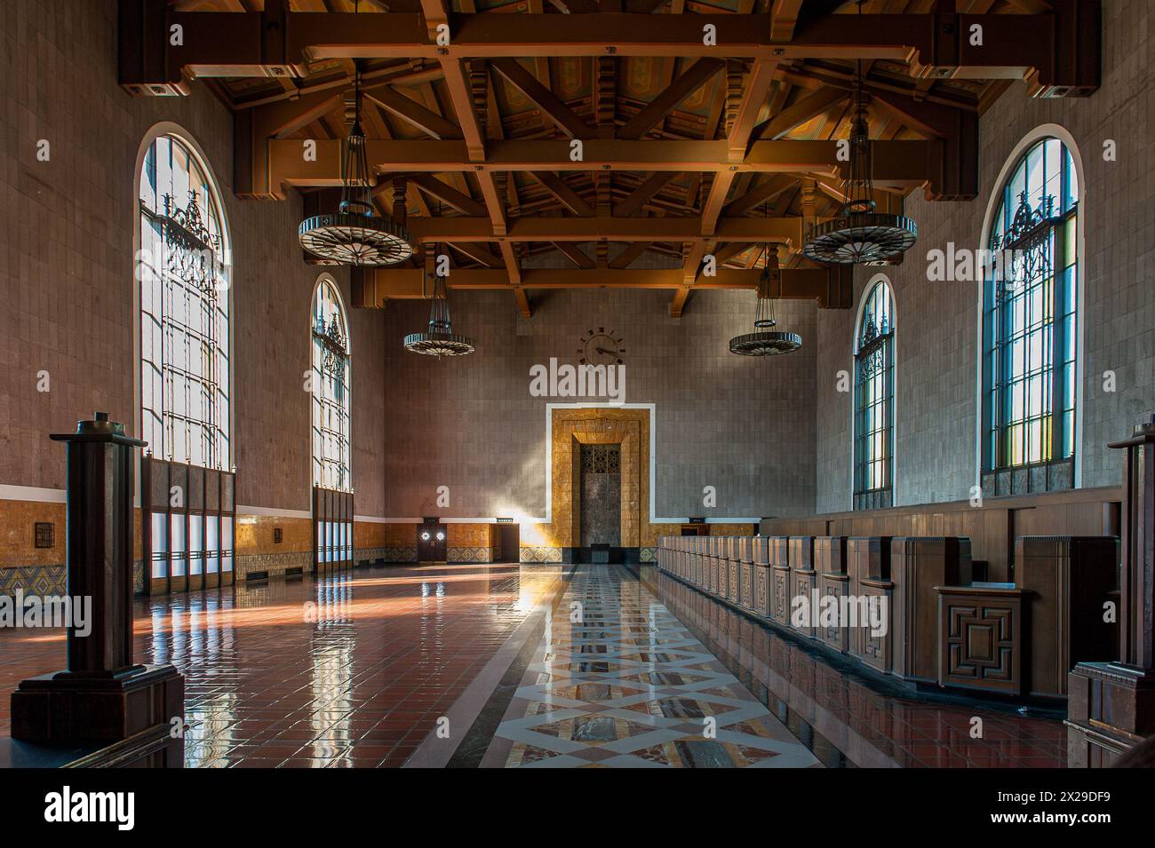 All'interno della Union Station di Los Angeles, CALIFORNIA, è la più grande stazione ferroviaria degli Stati Uniti occidentali. È stata inaugurata nel 1939. Foto Stock