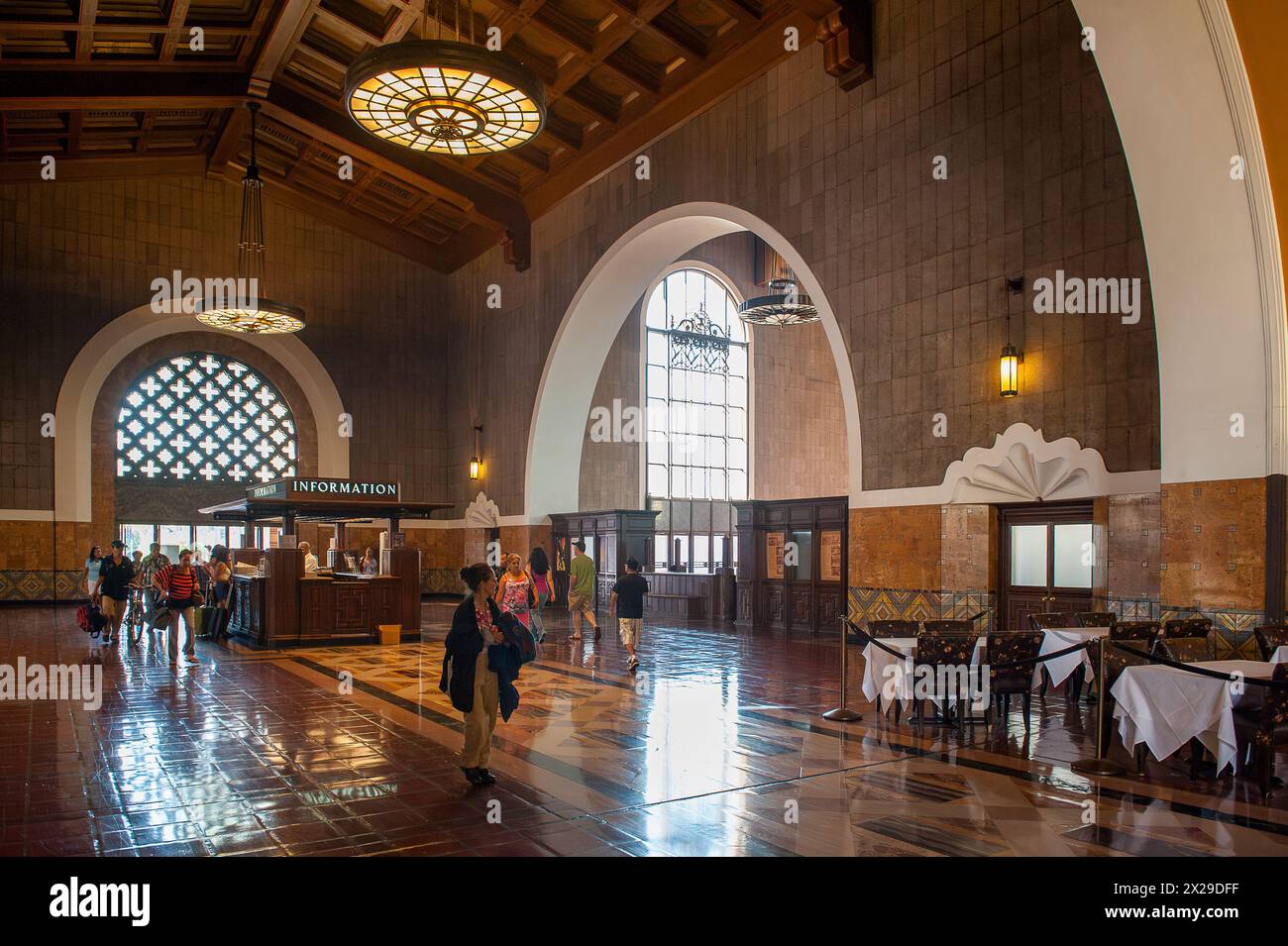 All'interno della Union Station di Los Angeles, CALIFORNIA, è la più grande stazione ferroviaria degli Stati Uniti occidentali. È stata inaugurata nel 1939. Foto Stock