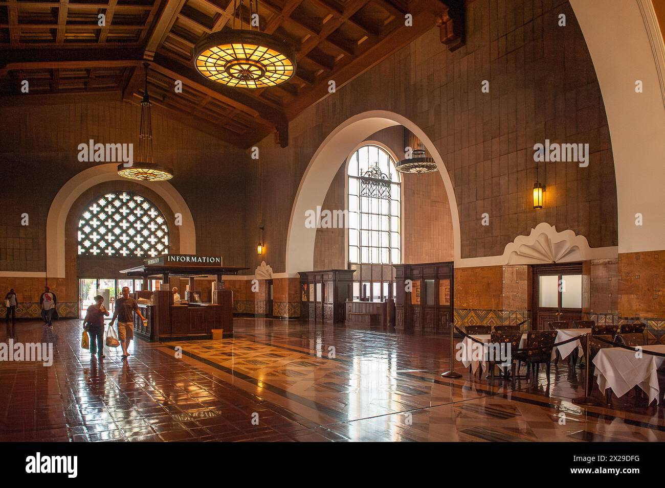 All'interno della Union Station di Los Angeles, CALIFORNIA, è la più grande stazione ferroviaria degli Stati Uniti occidentali. È stata inaugurata nel 1939. Foto Stock