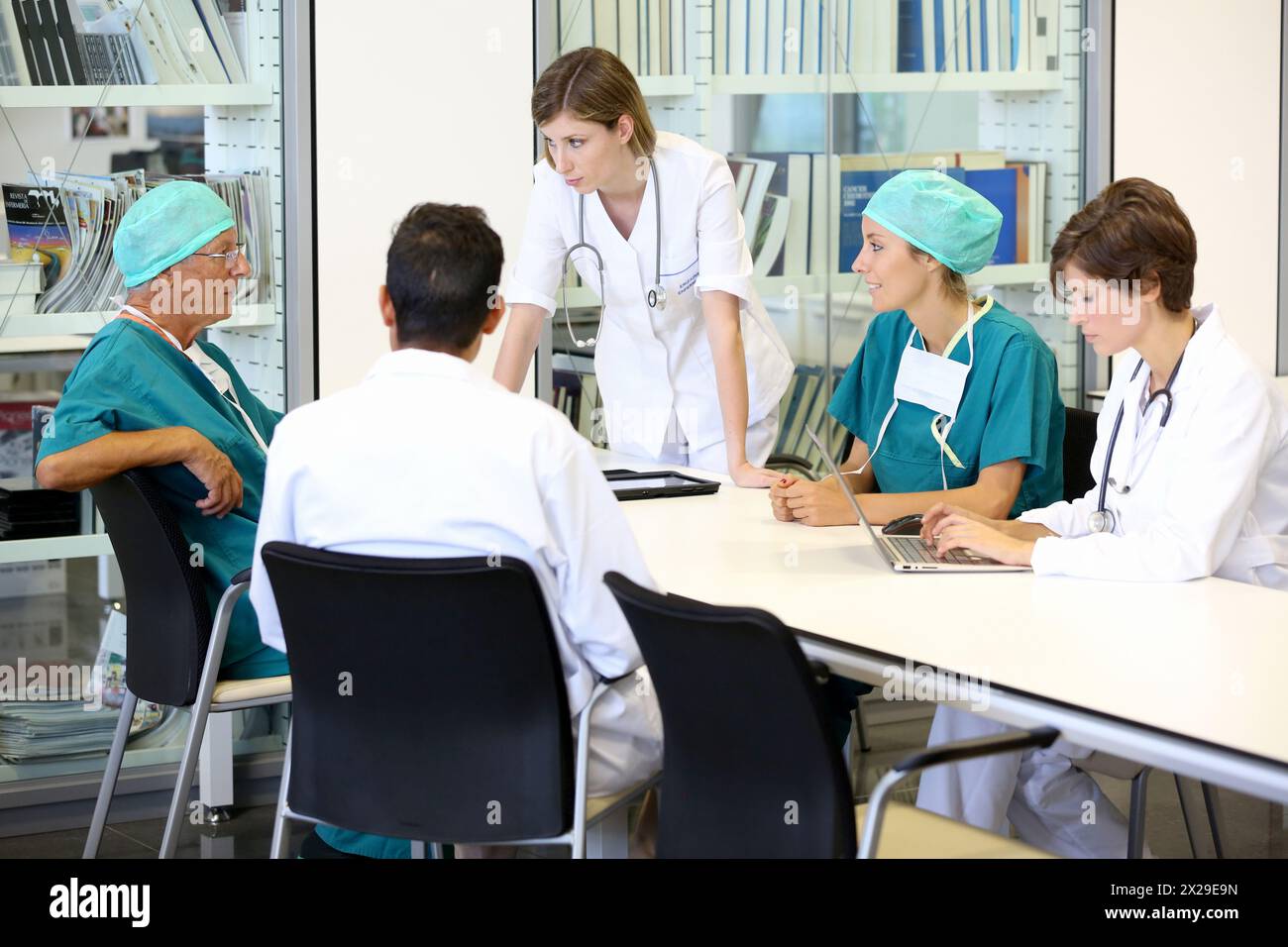 Chirurghi, riunione medica, sessione clinica, Onkologikoa Hospital, Oncology Institute, case Center per la prevenzione, la diagnosi e la cura del cancro, Foto Stock