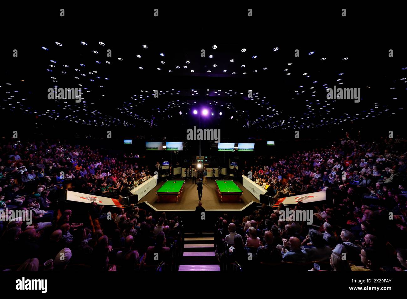 Una vista generale del teatro del crogiolo il secondo giorno del campionato mondiale di snooker Cazoo al Crucible Theatre di Sheffield. Data foto: Domenica 21 aprile 2024. Foto Stock