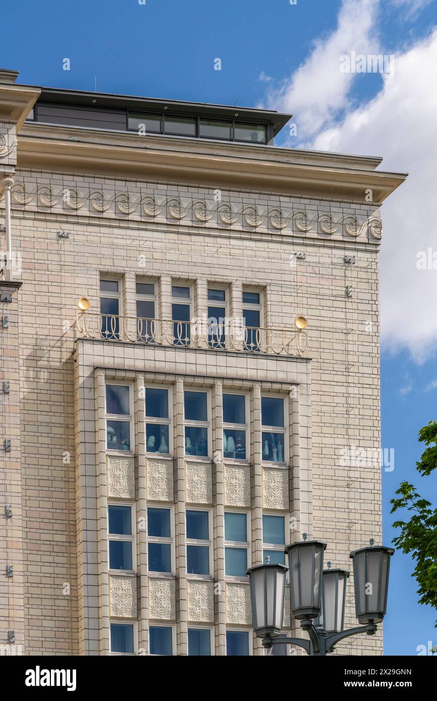 La facciata di un edificio di blocco di appartamenti di epoca stalinista a Frankfurter Tor a Berlino Friedrichshain - Kreuzberg, Germania, Europa Foto Stock