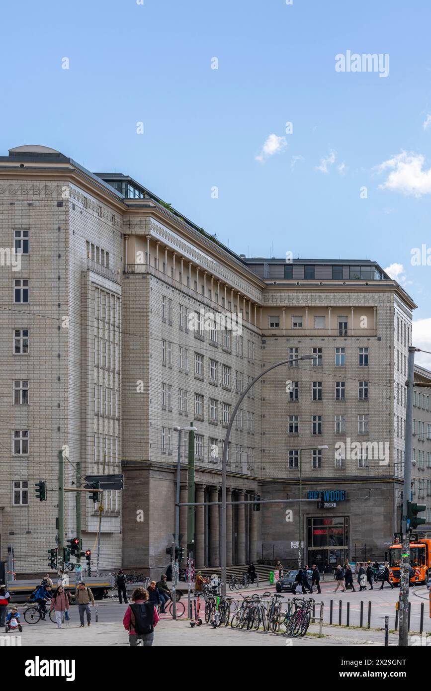 La facciata di un edificio in blocco di appartamenti di epoca stalinista a Frankfurter Tor/ Warschauer Strasse a Berlino Friedrichshain - Kreuzberg, Germania, Europa Foto Stock