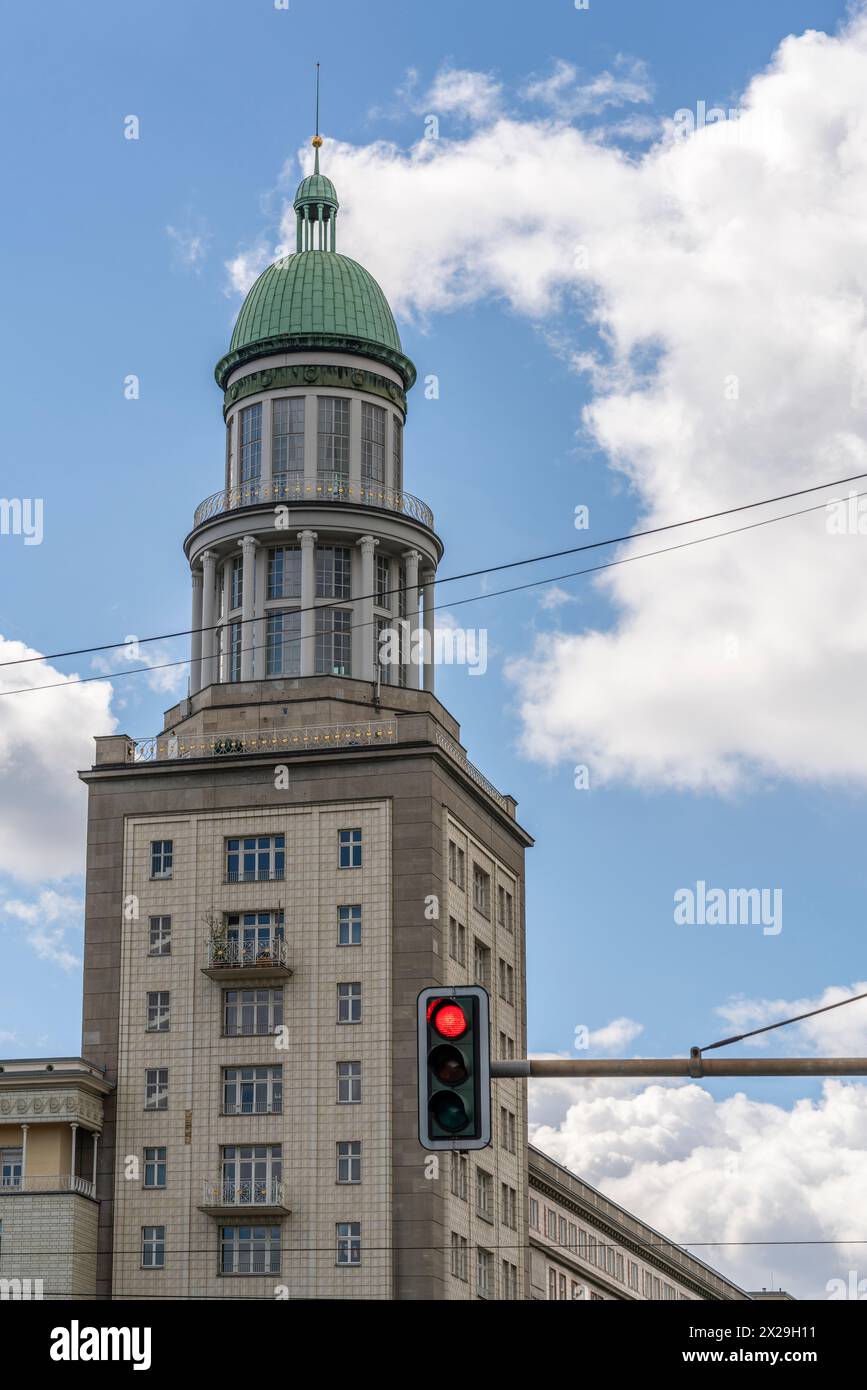 Torre a cupola architettura stalinista a Frankfurter Tor lungo Frankfurter Allee a Berlino Friedrichshain - Kreuzberg, Germania, Europa Foto Stock