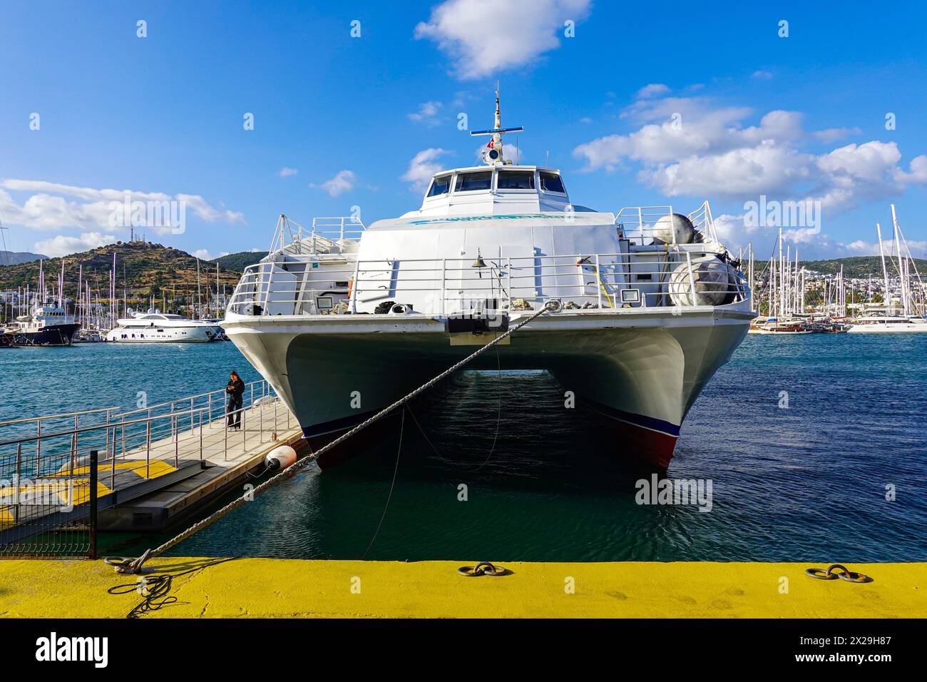 Il catamarano Sea Star Makri attraccò la popolare destinazione turistica di Bodrum, provincia di Mugla, Turchia Foto Stock