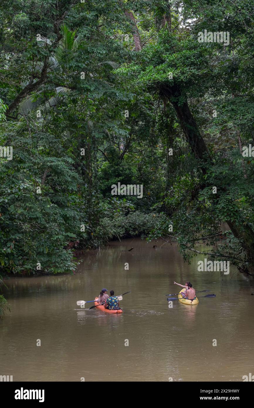 Canoe su un fiume a Puerto Viejo de Talamanca in Costa Rica Foto Stock