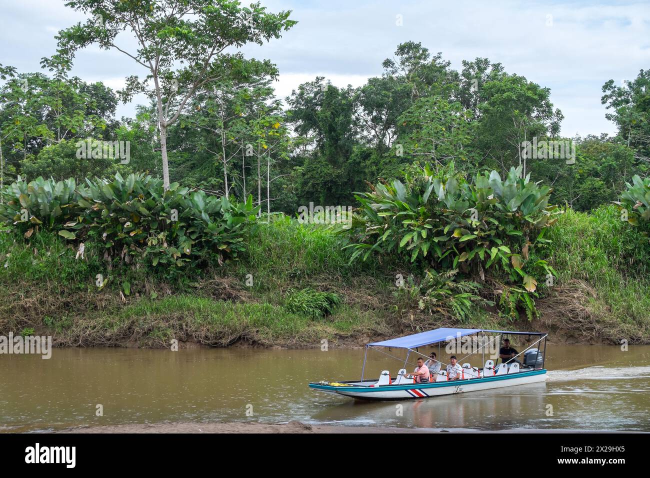 Barche per il trasporto fluviale nel canale di Tortuguero, Costa Rica Foto Stock