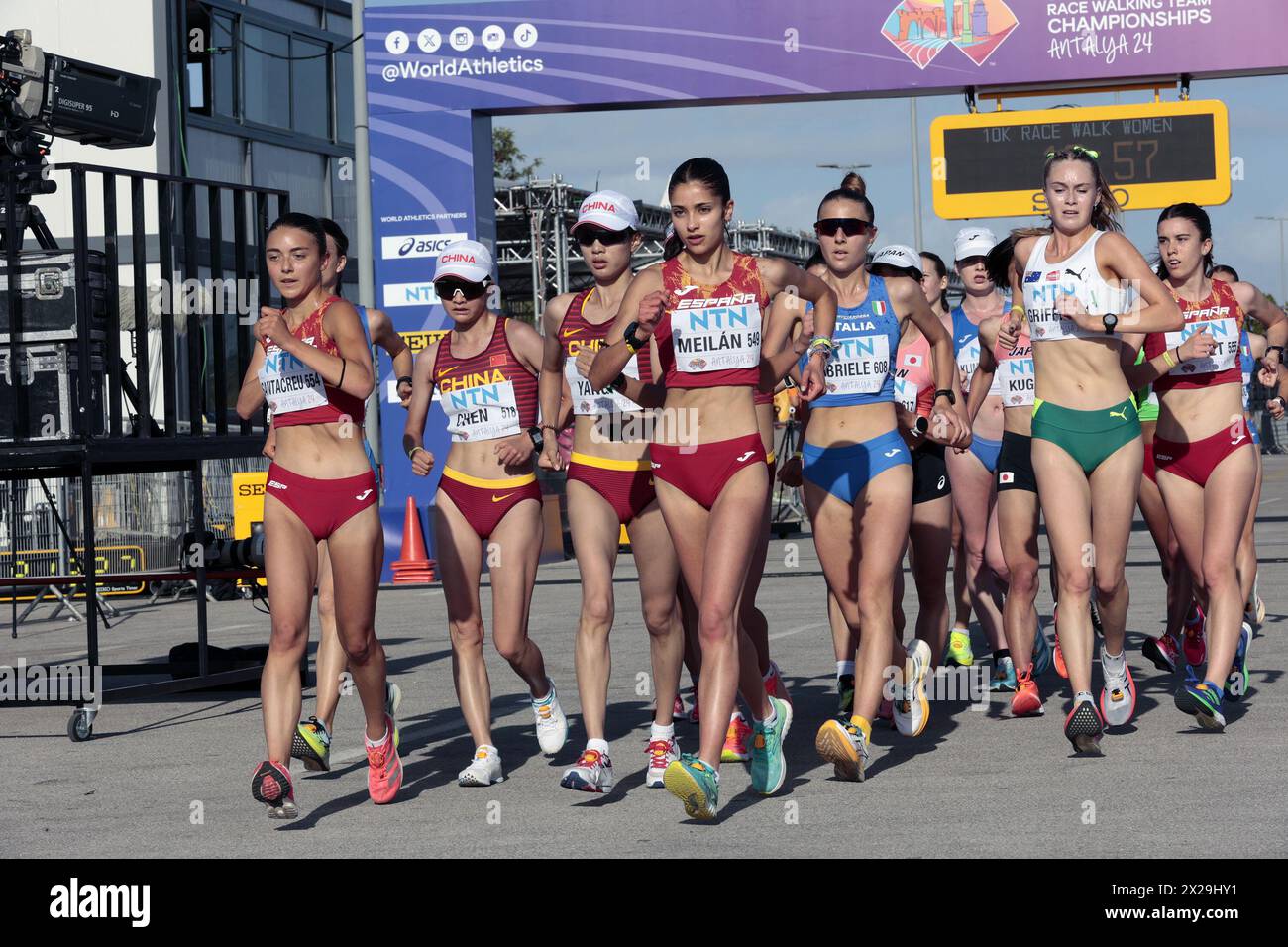 Antalya, Turkiye. 21st Apr, 2024. (240421) -- ANTALYA, April 21, 2024 (Xinhua) -- Athletes compete during the women's 10km race walk final at the 2024 World Athletics Race Walking Team Championships in Antalya, T¨¹rkiye, on April 21, 2024. (Mustafa Kaya/Handout via Xinhua) Credit: Xinhua/Alamy Live News Foto Stock