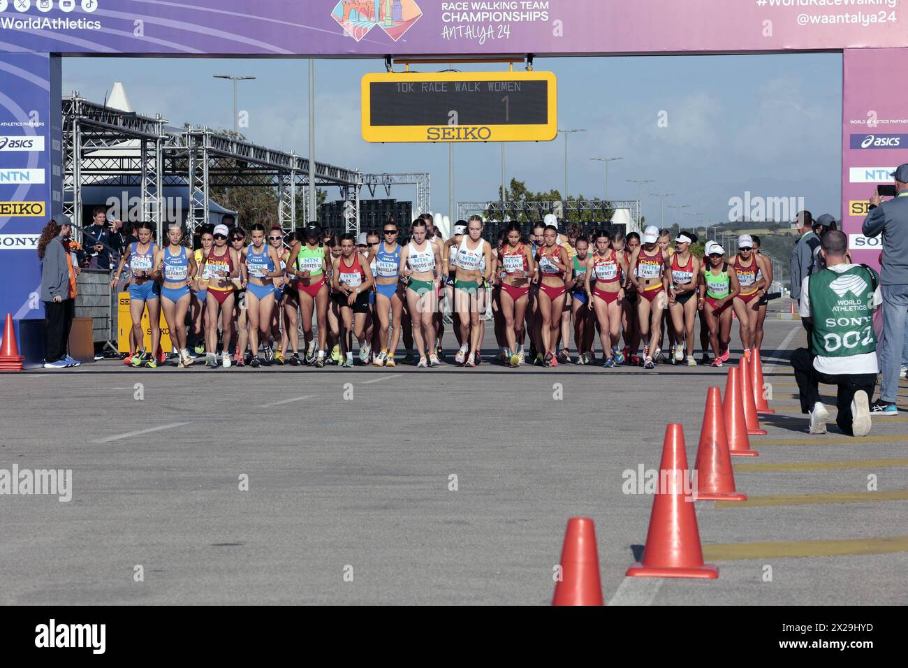 Antalya, Turkiye. 21st Apr, 2024. (240421) -- ANTALYA, April 21, 2024 (Xinhua) -- Athletes start during the women's 10km race walk final at the 2024 World Athletics Race Walking Team Championships in Antalya, T¨¹rkiye, on April 21, 2024. (Mustafa Kaya/Handout via Xinhua) Credit: Xinhua/Alamy Live News Foto Stock
