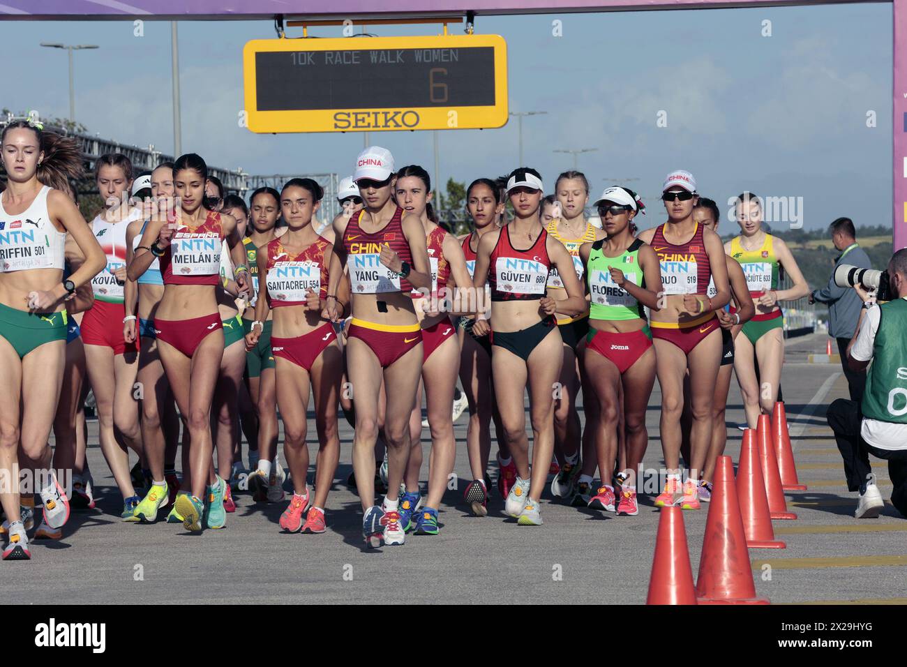 Antalya, Turkiye. 21st Apr, 2024. (240421) -- ANTALYA, April 21, 2024 (Xinhua) -- Athletes compete during the women's 10km race walk final at the 2024 World Athletics Race Walking Team Championships in Antalya, T¨¹rkiye, on April 21, 2024. (Mustafa Kaya/Handout via Xinhua) Credit: Xinhua/Alamy Live News Foto Stock