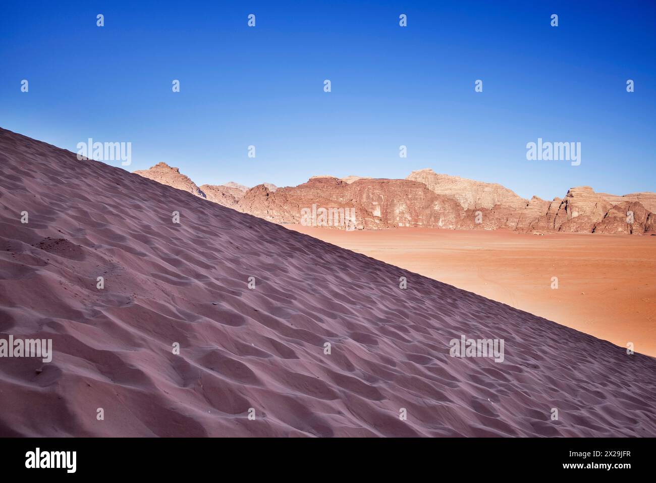 dune di sabbia nel deserto al wadi rum jordan Foto Stock