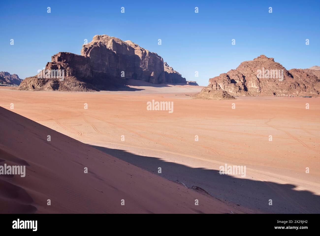 dune di sabbia nel deserto al wadi rum jordan Foto Stock