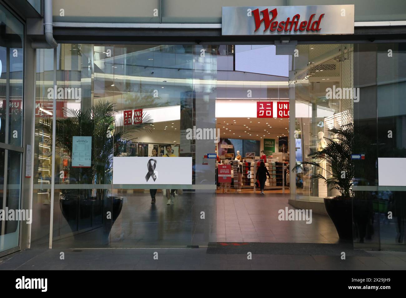 Sydney, Australia. 21 aprile 2024. Il centro commerciale Westfield Bondi Junction è tornato alla normalità dopo che un aggressore con un coltello malato di mente (possibilmente drogato), Joel Cauchi, 40 anni, è andato in preda ad una furia uccidendo 6 persone sabato 13 aprile 2024. Crediti: Richard Milnes/Alamy Live News Foto Stock