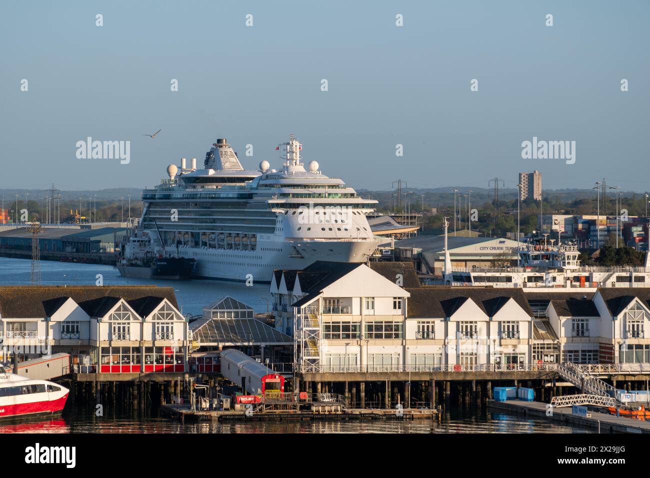 Nave da crociera Jewel of the Sea ormeggiata presso le banchine di Southampton, Regno Unito (24 aprile) Foto Stock