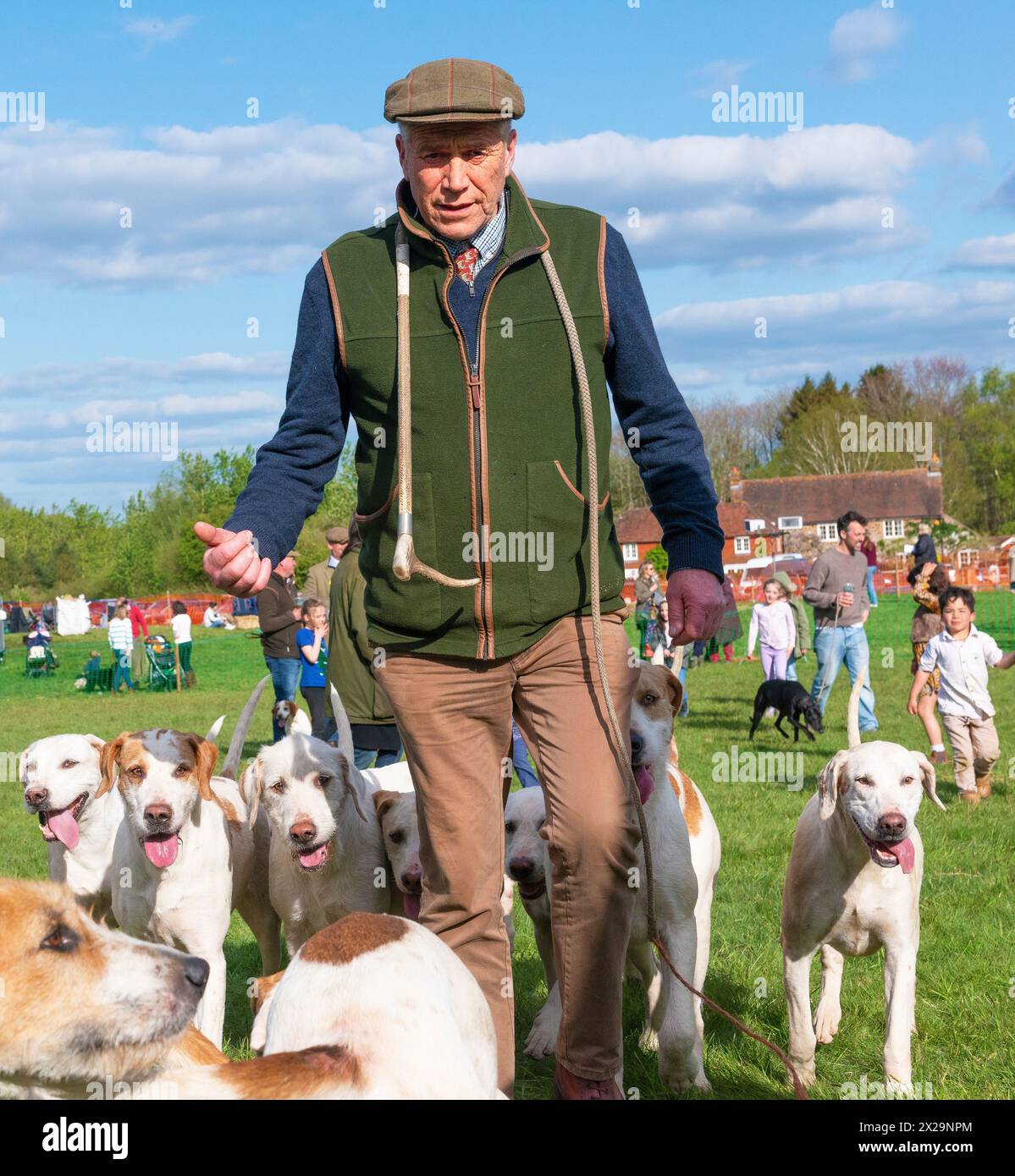 CLCH si aggiudica con l'Huntsman che lascia la Rathbones Countryside Arena dopo aver salutato i bambini a Parham Point to Point Races Parham Foto Stock