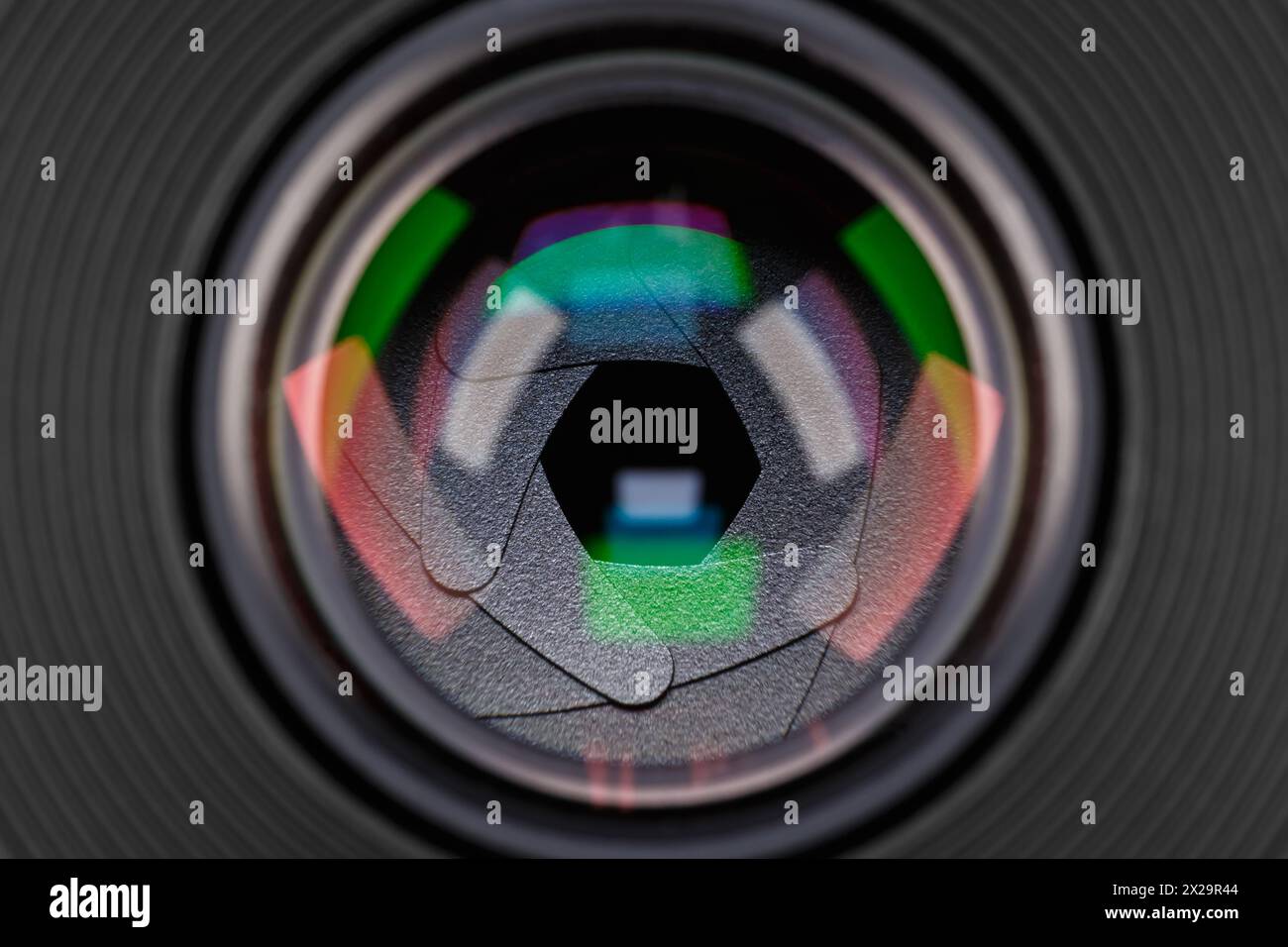 Lame di apertura di un obiettivo fotografico con riflessi di colore in primo piano. Foto Stock