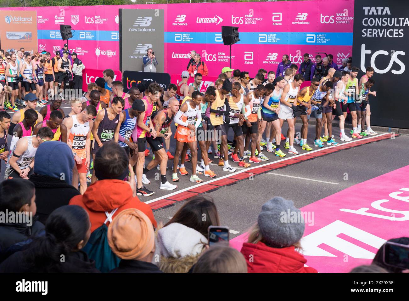 Londra, Regno Unito. 21 aprile 2024. TCS London Marathon sulla linea di partenza blu con uomini Elite: Callum Hawkins, Emile Cairess, Tamirat Tola, Kenenisa Bekele, Leul Gebresilase, Marc Scott. Crediti: xiu bao/Alamy Live News Foto Stock