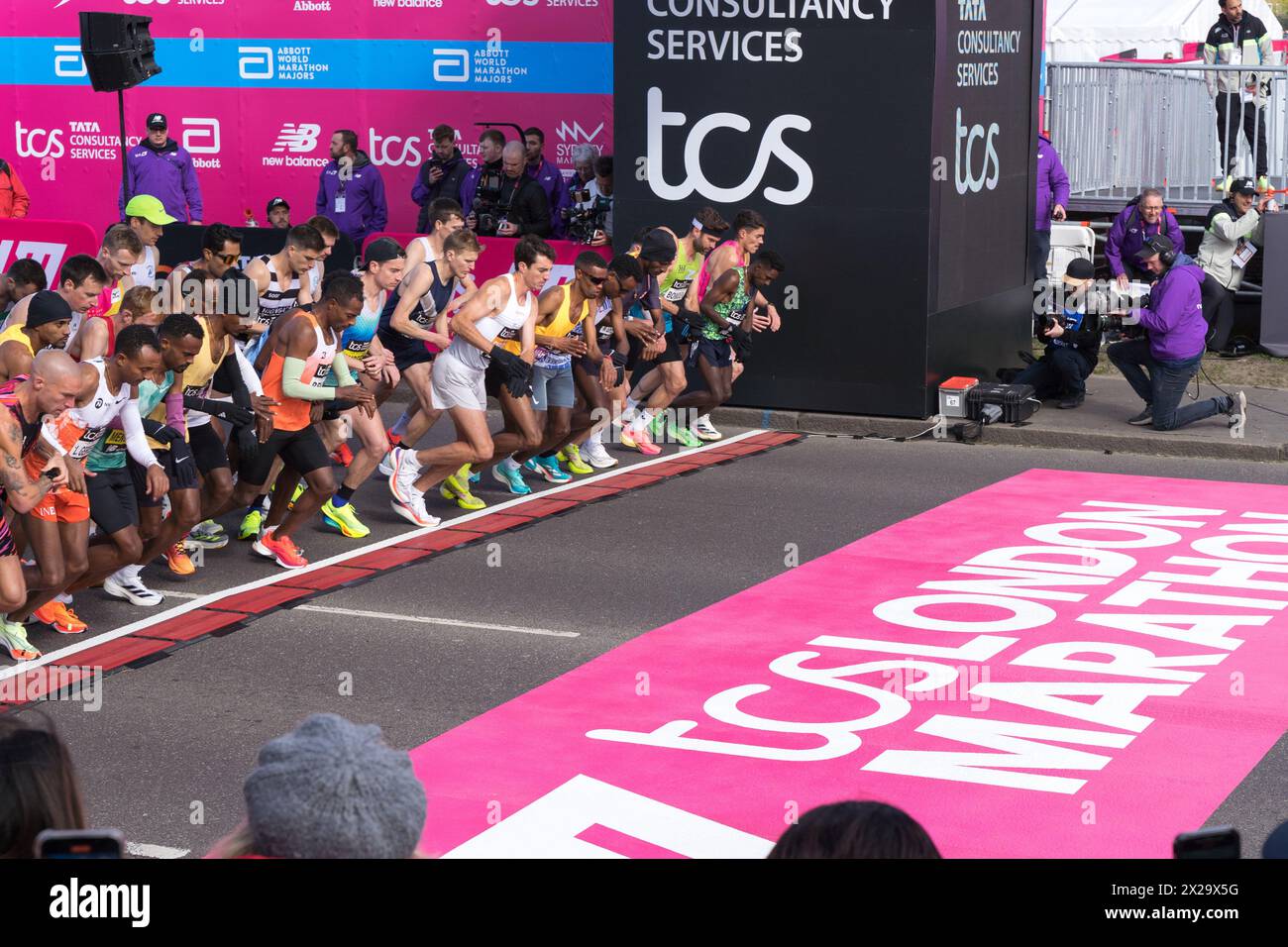 Londra, Regno Unito. 21 aprile 2024. TCS London Marathon sulla linea di partenza blu con uomini Elite: Callum Hawkins, Emile Cairess, Tamirat Tola, Kenenisa Bekele, Leul Gebresilase, Marc Scott. Crediti: xiu bao/Alamy Live News Foto Stock